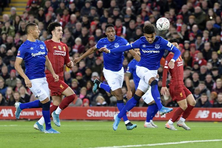 东体：特维斯在申花时训练都由自己决定，波耶特控制不了球队